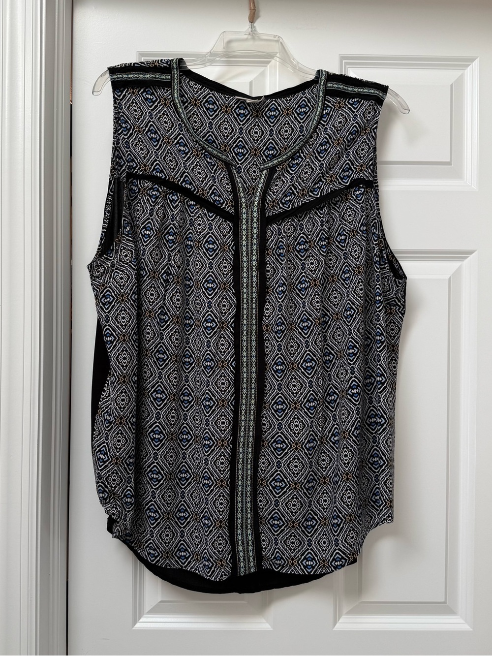 Dress Barn sleeveless blouse featuring a geometric medallion print size 3X
